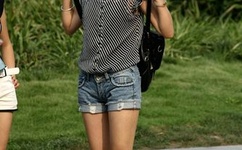 《朋友年轻的妈妈》中字头歌词